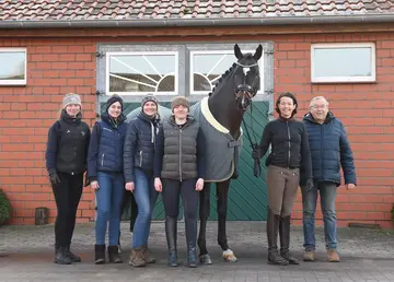 Unser Team: gaushof-team-vor-stall